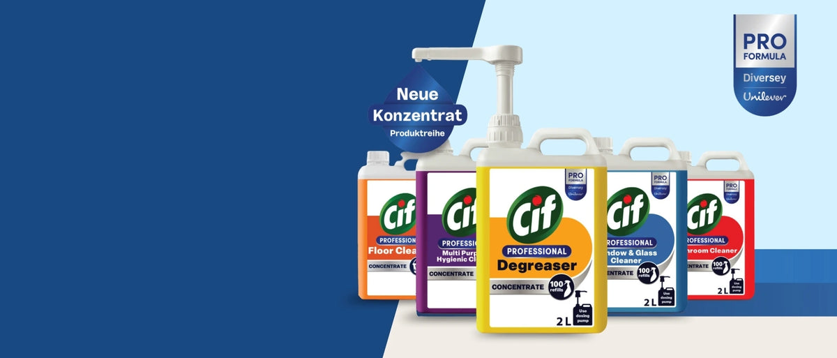 Mehrere Cif Professional Reinigungskonzentrate in farblich unterschiedlichen 2-Liter-Kanistern, darunter Fettlöser, Glas-, Bad-, Boden- und Sanitärreiniger. Im Vordergrund steht ein gelber Kanister mit Dosierpumpe. Darüber der Hinweis „Neue Konzentrat Produktreihe“, oben rechts das Pro-Formula-Diversey-Unilever-Logo.