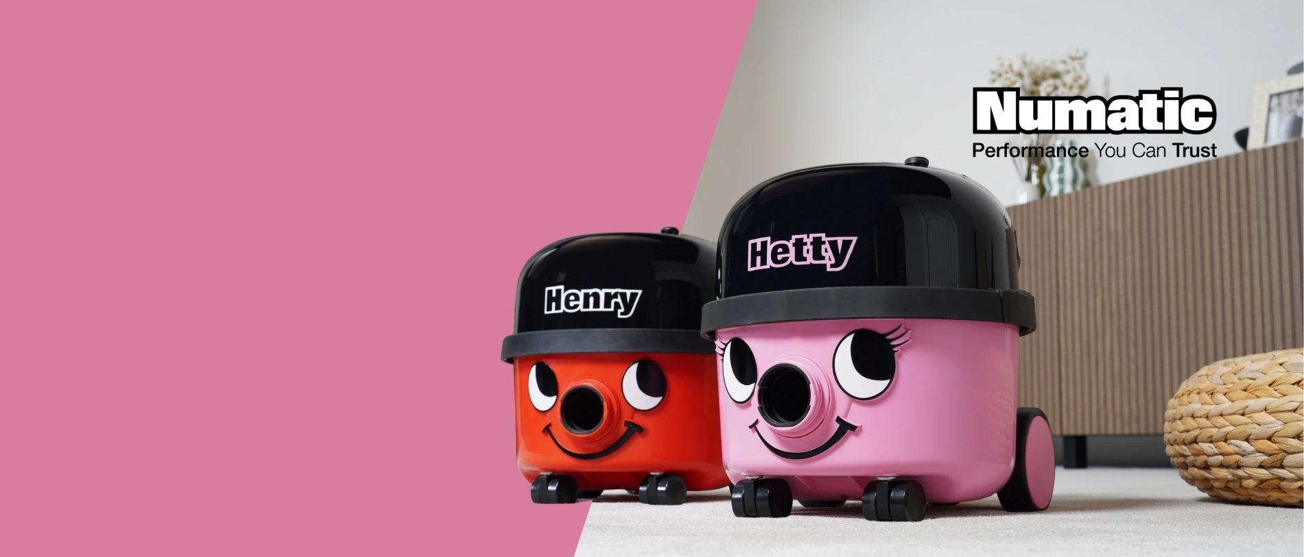 Numatic Henry und Hetty Staubsauger in Rot und Rosa auf einem Teppich vor modernem Wohnraum.