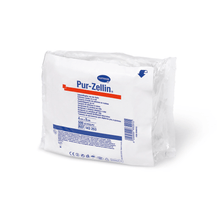 Eine versiegelte Verpackung des Hartmann Pur-Zellin® Zelltupfers 4 x 5 cm der Paul Hartmann AG mit Produktinformationen und Barcode, isoliert auf weißem Hintergrund.