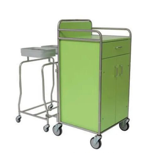 Tá carr stáisiúin Novocal le tarraiceán agus comh-aireachta le doirse dúbailte in aice le sealbhóir dramhaíola le dhá choimeádán miotail. Tá frámaí cruach dhosmálta ag an mbeirt acu, nascanna feadán cruinn táthaithe go hiomlán agus rothaí - oiriúnach do shaoráidí leighis ar chúlra bán.