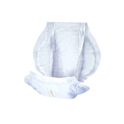 Íomhá de diaper do dhaoine fásta oscailte, neamhúsáidte le taobhphíosaí agus bandaí cos leaisteacha chun compord caitheamh is fearr a chinntiú. Tá an San Seni Prima Inkontinenzvorlage | Packung (30 Stück) ó TZMO Deutschland GmbH bán le stríoc gorm éadrom agus buí sa lár, a léiríonn an limistéar ionsúcháin do laige lamhnán.