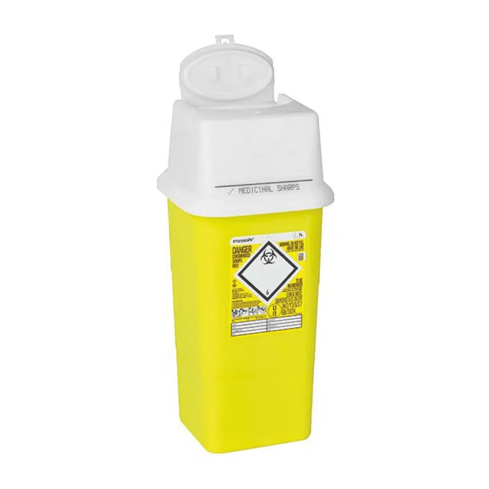 A yellow Sharpsafe disposal container for needles from Servoprax GmbH with a white lid and a warning of biological hazards serves for the safe disposal of needles and other sharp medical instruments.