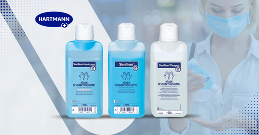 Drei Flaschen Hartmann Sterillium Händedesinfektionsmittel werden ausgestellt. Eine Flasche trägt die Aufschrift „Classic Pure“, eine andere „Sterillium“ und die dritte „Virugard“. Im Hintergrund ist eine Frau mit Maske zu sehen, die ein Telefon hält. Auf der linken Seite ist das Hartmann-Logo zu sehen.