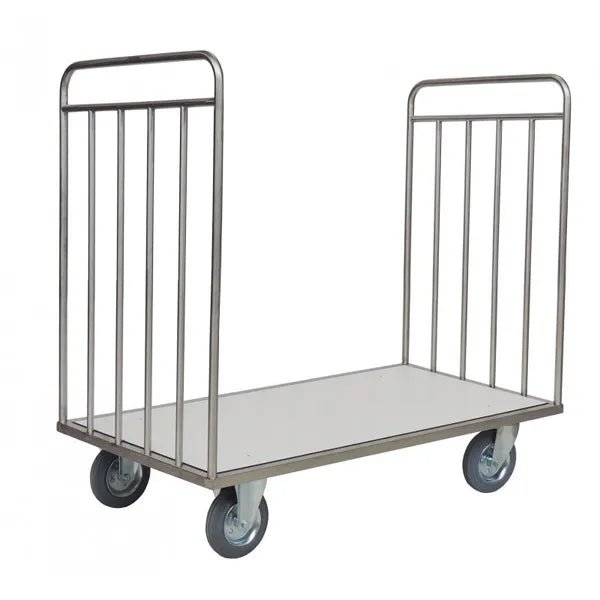 Carráiste iompair Novocal gan cúlbhalla déanta as cruach dhosmálta le hardán cothrom, ceithre roth agus cuaillí ingearacha láidre ar an dá cheann chun rudaí a iompar go sábháilte.