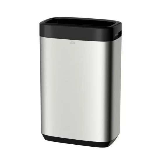 Der Tork 460011 Tork Abfallbehälter Image Line, präsentiert von TORK – Essity Professional Hygiene Germany GmbH, ist ein schlanker und minimalistischer rechteckiger Mülleimer aus Edelstahl mit schwarzem Deckel und Boden. Sein Edelstahl-Design bietet Platz für ein beachtliches Fassungsvermögen von 50 Litern, kombiniert Stil mit Funktionalität und verfügt über einen kleinen Griff zum einfachen Öffnen.