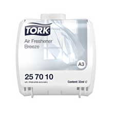 Der Tork Kontinuierlicher Lufterfrischer von TORK – Essity Professional Hygiene Germany GmbH mit der Bezeichnung „Air Freshener Breeze“ und dem Code „25 70 10“ verfügt über eine Füllstandsanzeige und wird in einer Verpackung geliefert, die einen weißen Vorhang zeigt, der sanft im Wind weht, und enthält 32 ml Produkt.