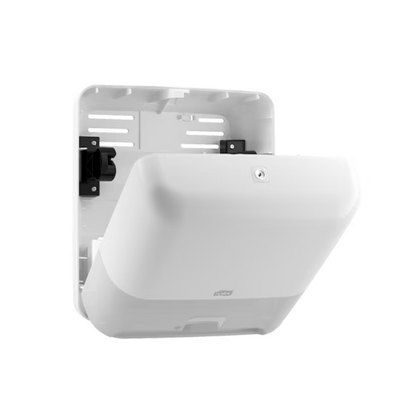 Is dáileoir galánta é Tork Matic® 551100 Sensorspender do thuáillí rolla Elevation H1 ó TORK – Essity Professional Hygiene Germany GmbH atá déanta as plaisteach bán le haghaidh suiteáil ar an mballa. Cinntíonn a chlúdach in-athshocraithe agus dearadh oscailte éifeachtacht triomú láimhe gan teagmháil. Tá cúlra simplí bán foirfe le haghaidh stóráil tuáillí páipéir agus cuireann sé béim ar aeistéitic galánta agus feidhmiúil an dáileora Tork Matic seo.