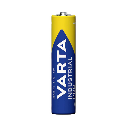 Eine Varta AG Industrial Pro Micro Batterie 4003 LR03 AAA (Auslaufartikel, 1,5V) mit gelbem Deckel und blauem Gehäuse steht aufrecht. Entwickelt für die professionelle Nutzung, enthält die Packung 10 Stück und zeigt den Varta Markennamen in weißer Schrift.