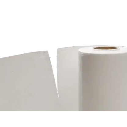 Tá ról mór de Vileda MicroRoll éadach glantacháin as micreashnáithín ina sheasamh go hingearach in aice le bileog mhór dronuilleogach, déanta le teicneolaíocht snáithíní gan teorainn. Tá croí cairtchláir infheicthe ag an ról os comhair cúlra bán gan aon rudaí.