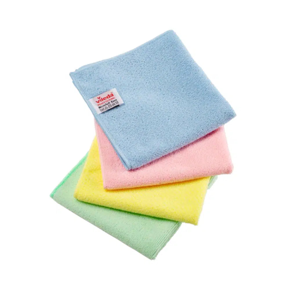 Trí éadach microfiber Vileda Professional MicroTuff Base i dtóin pastel - Gorm, Bándearg agus Buí - atá cruachta go néata ar chúlra glas. Tá lipéad beag le téacs ceangailte leis an éadach gorm. Freagraíonn an radharc simplí seo os comhair cúlra bán simplí do chaighdeáin an Nordic Swan Ecolabel.