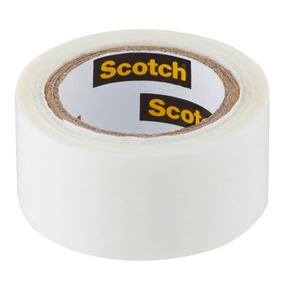 Eine Rolle Scotch® Extremium™ Universal-Klebeband (3 m x 19 mm) der 3M Deutschland GmbH mit weißem Kern und dem Scotch-Branding wird vor weißem Hintergrund gezeigt.