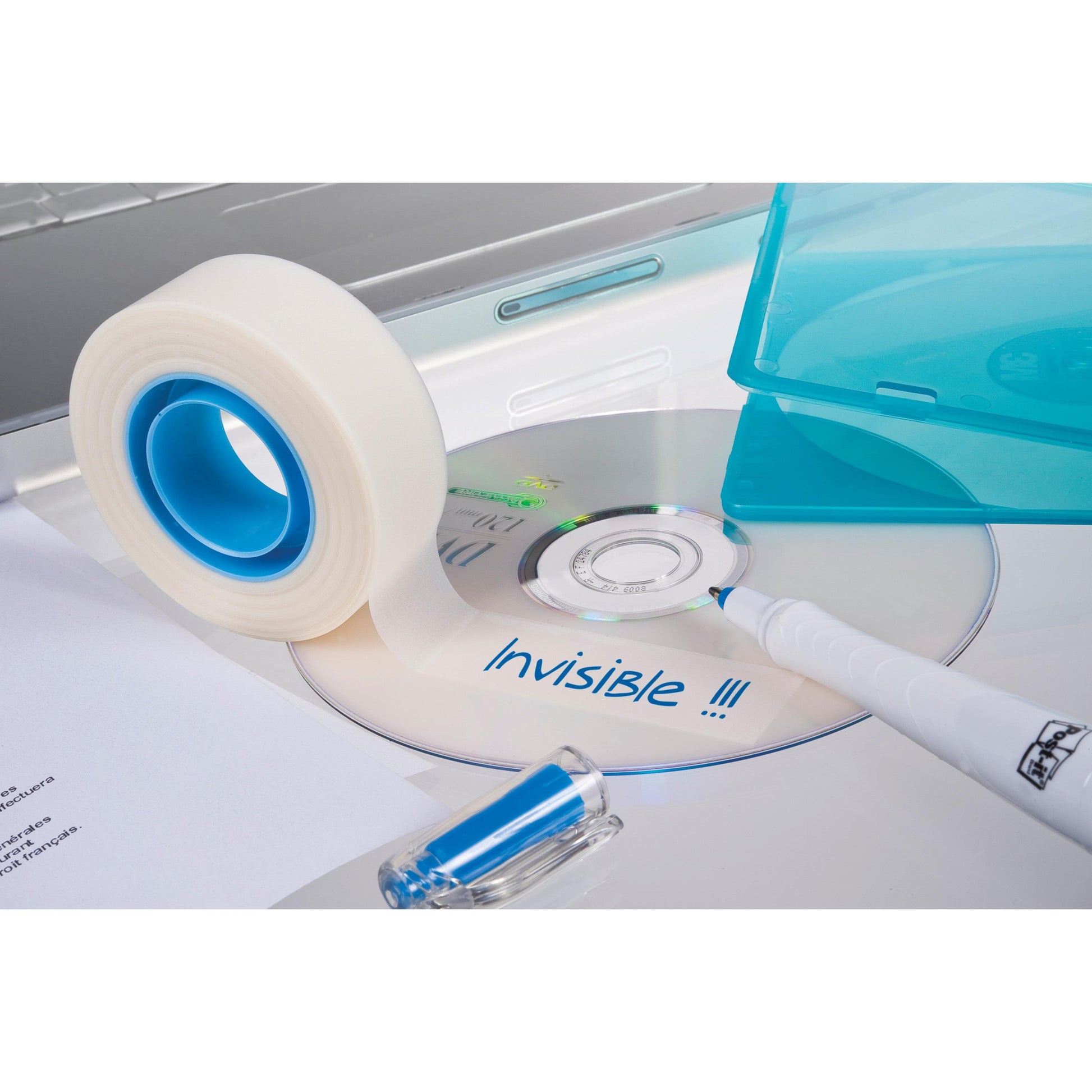 Eine CD mit der Aufschrift "Unsichtbar!!!" liegt auf einer Laptop-Tastatur neben einem 3M Scotch® unsichtbaren Klebeband (19mm x 33m), einem blauen Stift, einem USB-Laufwerk, einer Kunststoffhülle, Papier und einer teilweise sichtbaren blauen Kunststoff-CD-Hülle.