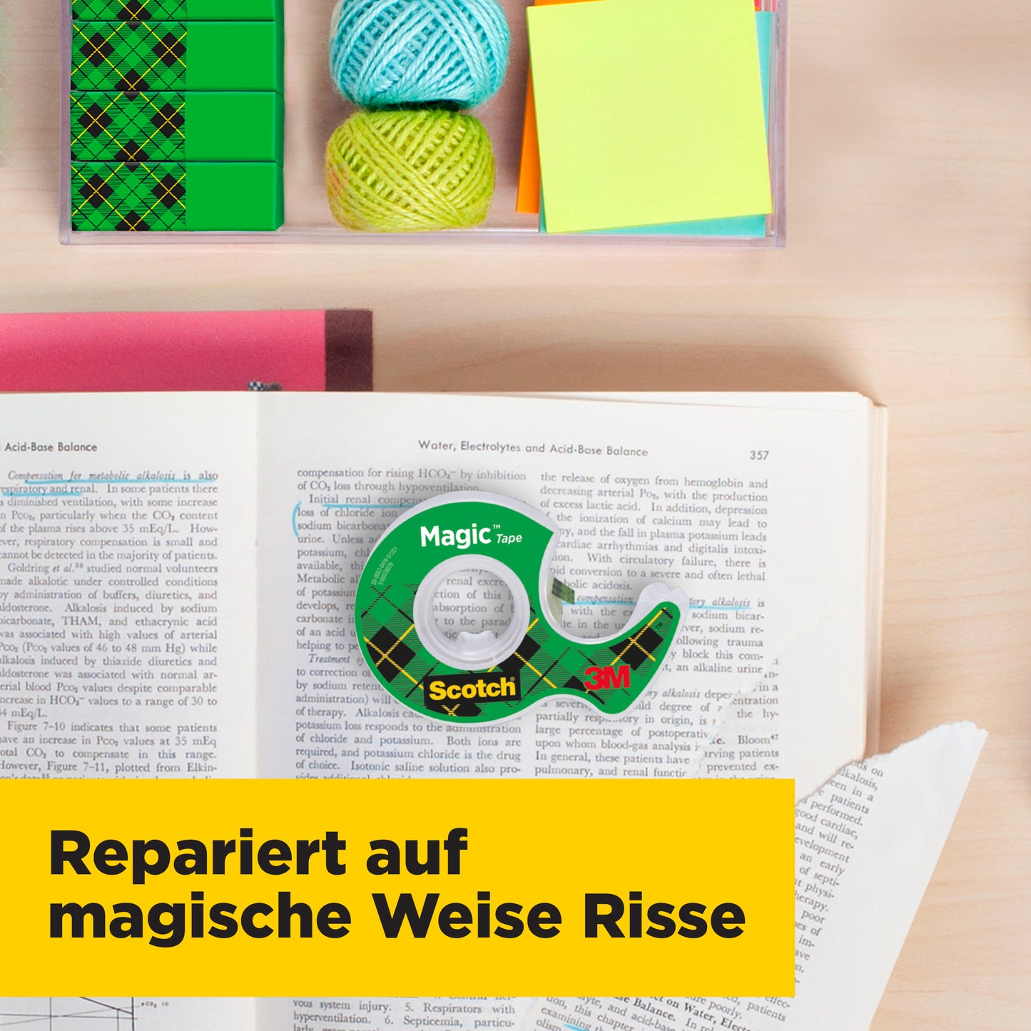Auf einem Schreibtisch liegen ein offenes Buch, bunte Sticky Notes, Garn, Büroklammern und Scotch® Magic™ Unsichtbares Klebeband Nachfüllpackung (2 Rollen, 19 mm x 7,5 m) von 3M. Ein gelber Banner: "Repariert auf magische Weise Risse.