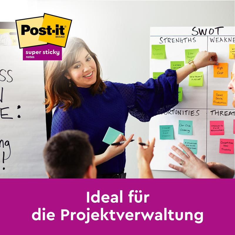 A woman gestures next to a whiteboard covered with colorful Post-it® Super Sticky Notes (76 mm x 127 mm, 90 sheets/block, 100% PEFC) from 3M Deutschland GmbH, while discussing a SWOT analysis with her team. The German text promotes project management.