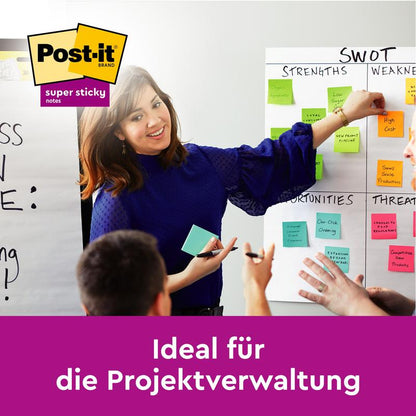 A woman gestures next to a whiteboard covered with colorful Post-it® Super Sticky Notes (76 mm x 127 mm, 90 sheets/block, 100% PEFC) from 3M Deutschland GmbH, while discussing a SWOT analysis with her team. The German text promotes project management.