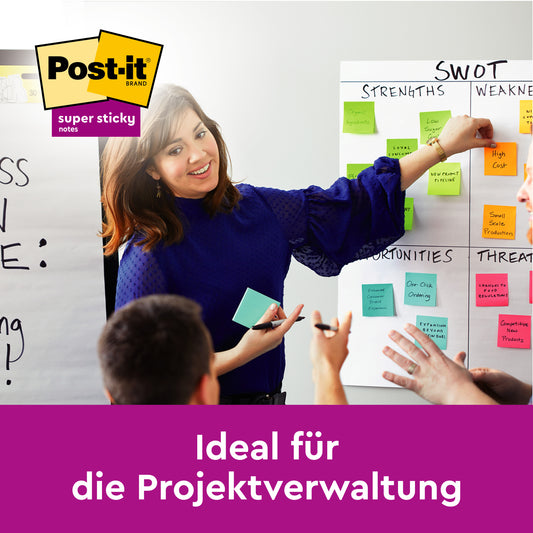 Eine Frau diskutiert mit Kollegen über Projektmanagement und verwendet dabei 3M Deutschland GmbH Post-it® Super Sticky Notes im Großformat, Liniert, Gelb (101x101 mm), sichtbar auf einer Tafel mit der Aufschrift "SWOT". Logo abgebildet. Text: "Ideal für die Projektverwaltung.