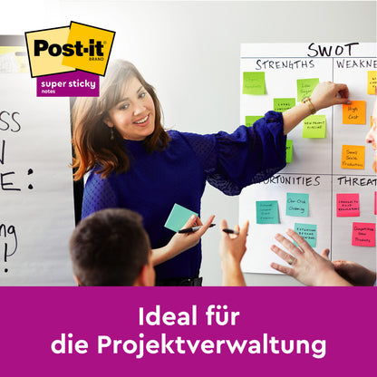 Eine Frau gestikuliert auf einer SWOT-Analysetafel, die mit bunten Post-it® Super Sticky Notes (76 mm x 76 mm, 90 Blatt/Block, 100% PEFC) von 3M Deutschland GmbH gefüllt ist. Zwei Personen sitzen in der Nähe. Text: "Ideal für die Projektverwaltung".