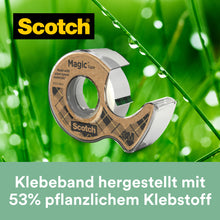 Ein 3M Scotch® Magic™ Klebeband (19 mm x 20 m, 1 Rolle + Abroller aus Recyclingmaterial), hergestellt mit 66 % pflanzlichem Klebstoff, ist vor grünem Hintergrund mit Wassertropfen zu sehen.