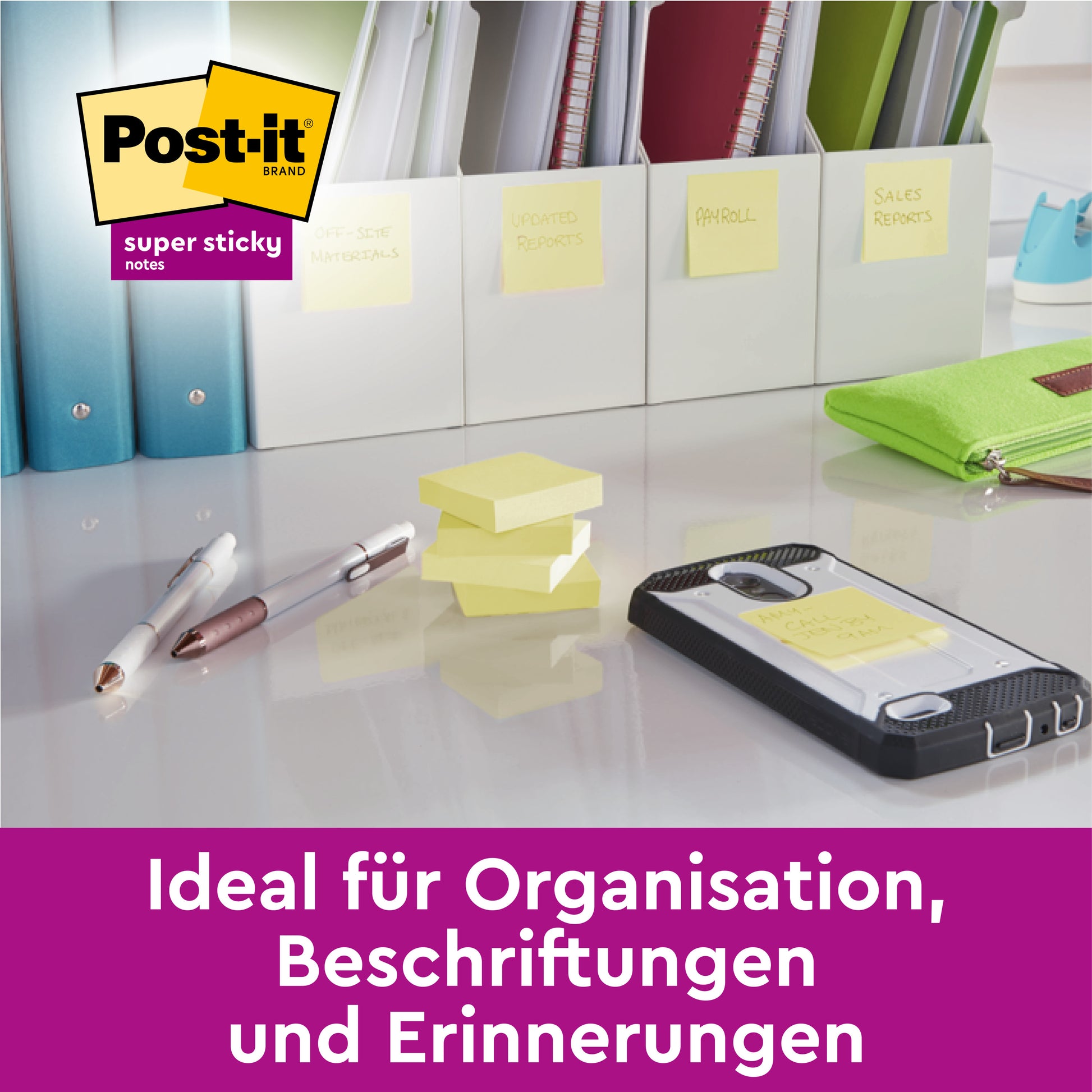 Auf einem Schreibtisch liegen 3M Deutschland GmbH Post-it® Super Sticky 100% Recycling Notes (76x76mm, 70 Blatt/Block), mit deutschem Text, der Organisation, Erinnerungen und Beschriftung hervorhebt; beschriftete Ordner und ein Smartphone im Hintergrund.