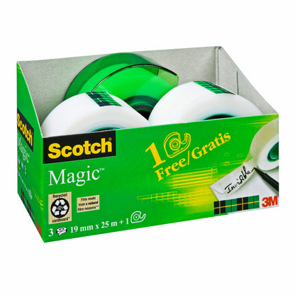Eine Packung 3M Scotch® Magic™ Unsichtbares Klebeband, 3 Rollen (19 mm x 25 m) plus ein grüner Handabroller gratis in grün-gelber Verpackung mit Recycling-Symbolen und "1 Rolle gratis". Marke: 3M Deutschland GmbH.
