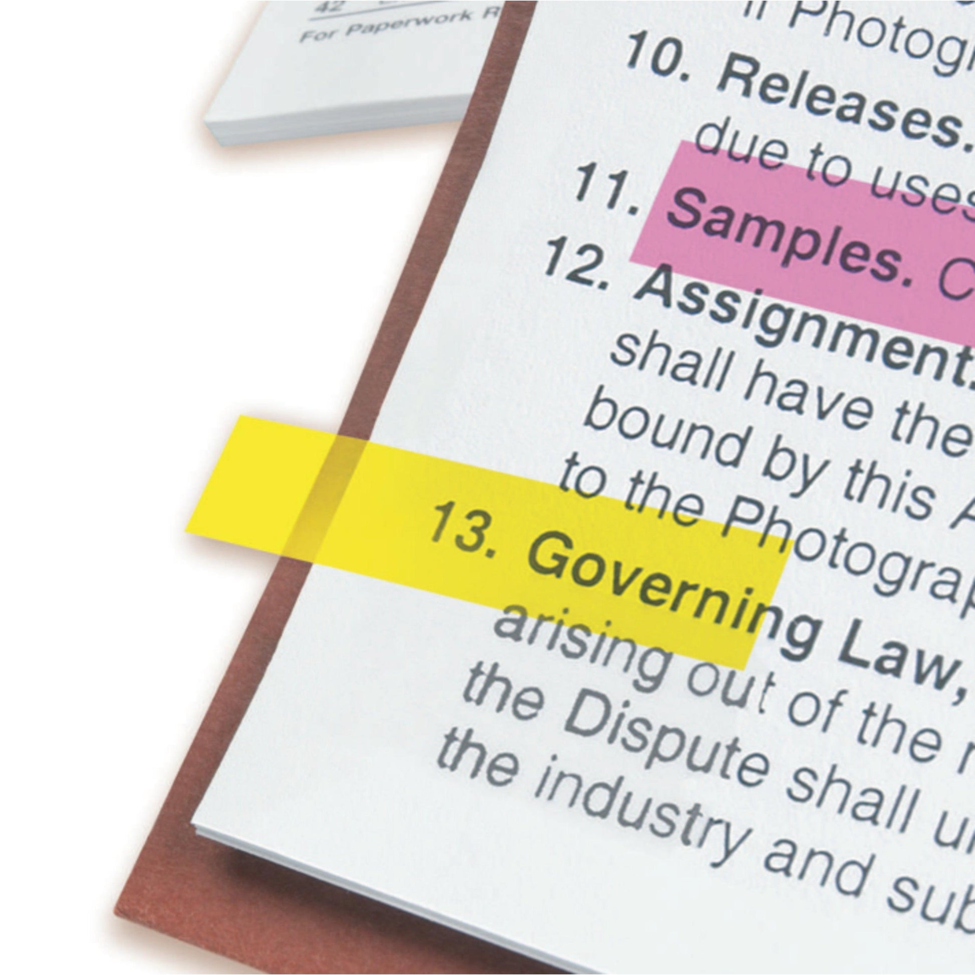 Eine Nahaufnahme des Dokuments zeigt rosa und gelbe 3M Deutschland GmbH Post-it® Index Haftstreifen, Mini (11,9 x 43,2 mm), mit der Aufschrift "Muster" (Abschnitt 11) und "Geltendes Recht" (Abschnitt 13); im Hintergrund erscheint ein weiteres Dokument.