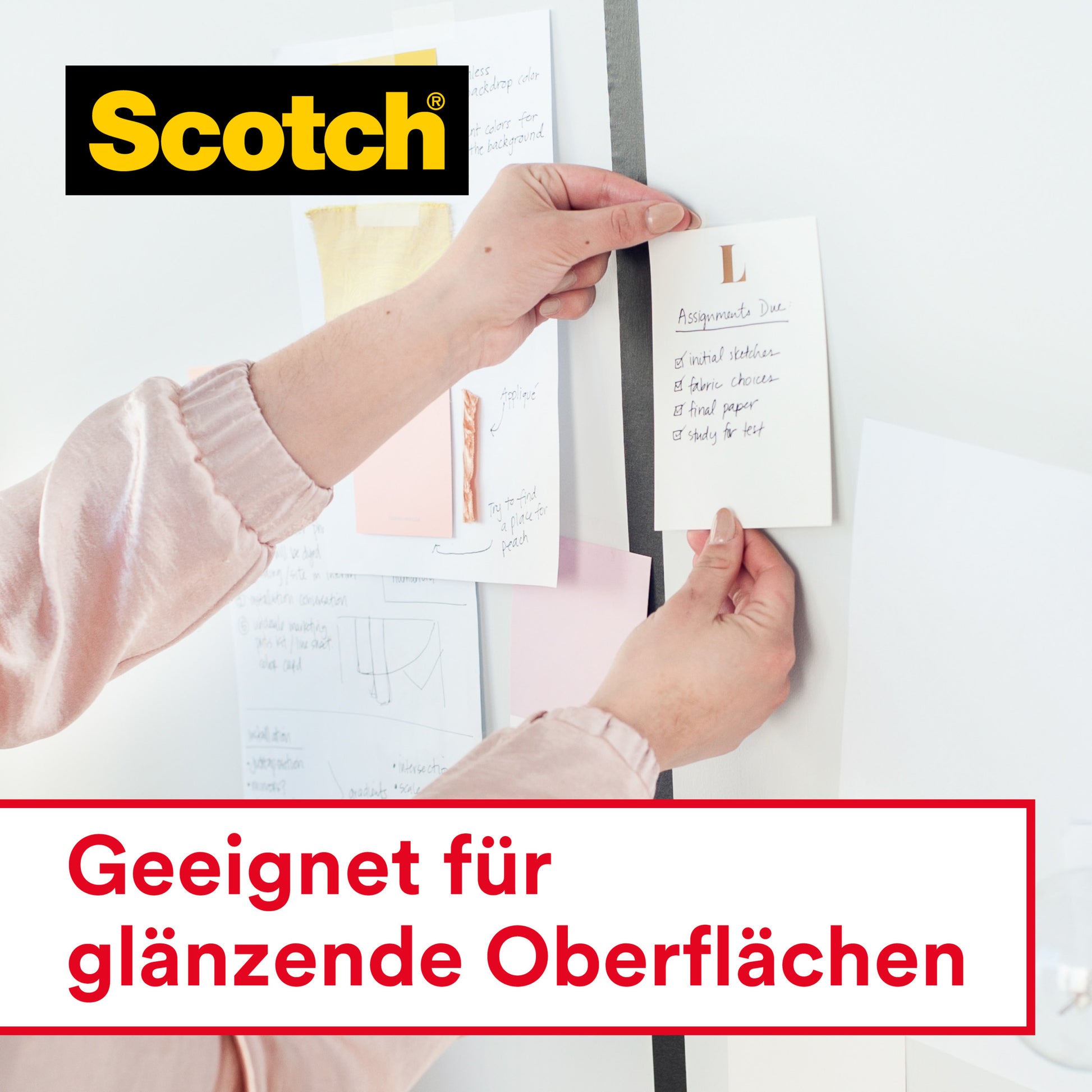 Eine Notiz wird mit Scotch® Crystal Klebeband 6-1925R3 von 3M Deutschland GmbH an einem Whiteboard befestigt. Auch andere Zettel und Papiere sind befestigt. Der Text lautet "Geeignet für glänzende Oberflächen". Das Scotch-Logo ist sichtbar.
