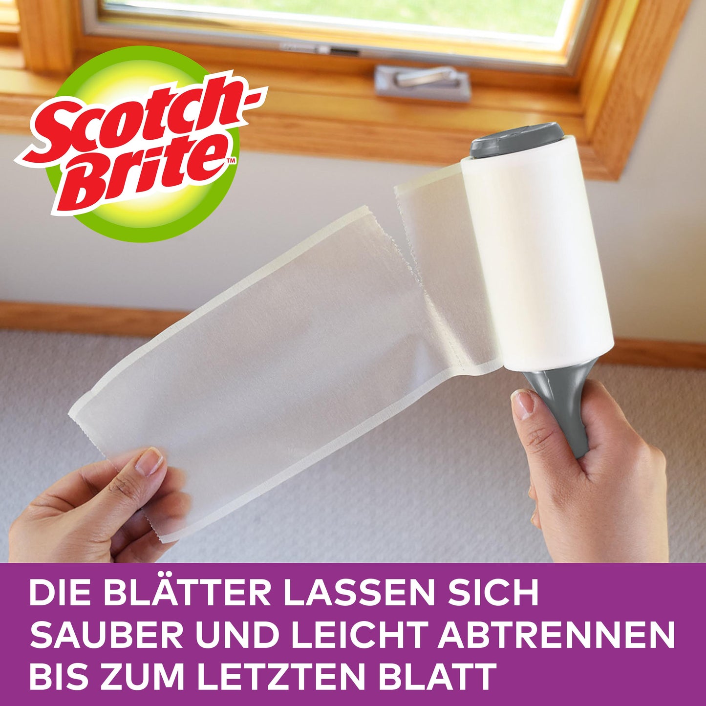 Jemand zieht ein Blatt von einer Scotch-Brite™ Pet Extra Sticky* Ersatzrolle für Tierhaare, 48 Blatt, von 3M Deutschland GmbH in der Nähe eines Fensters ab; der deutsche Text verweist auf die einfache, saubere Entfernung und die starke Aufnahme von Tierhaaren.