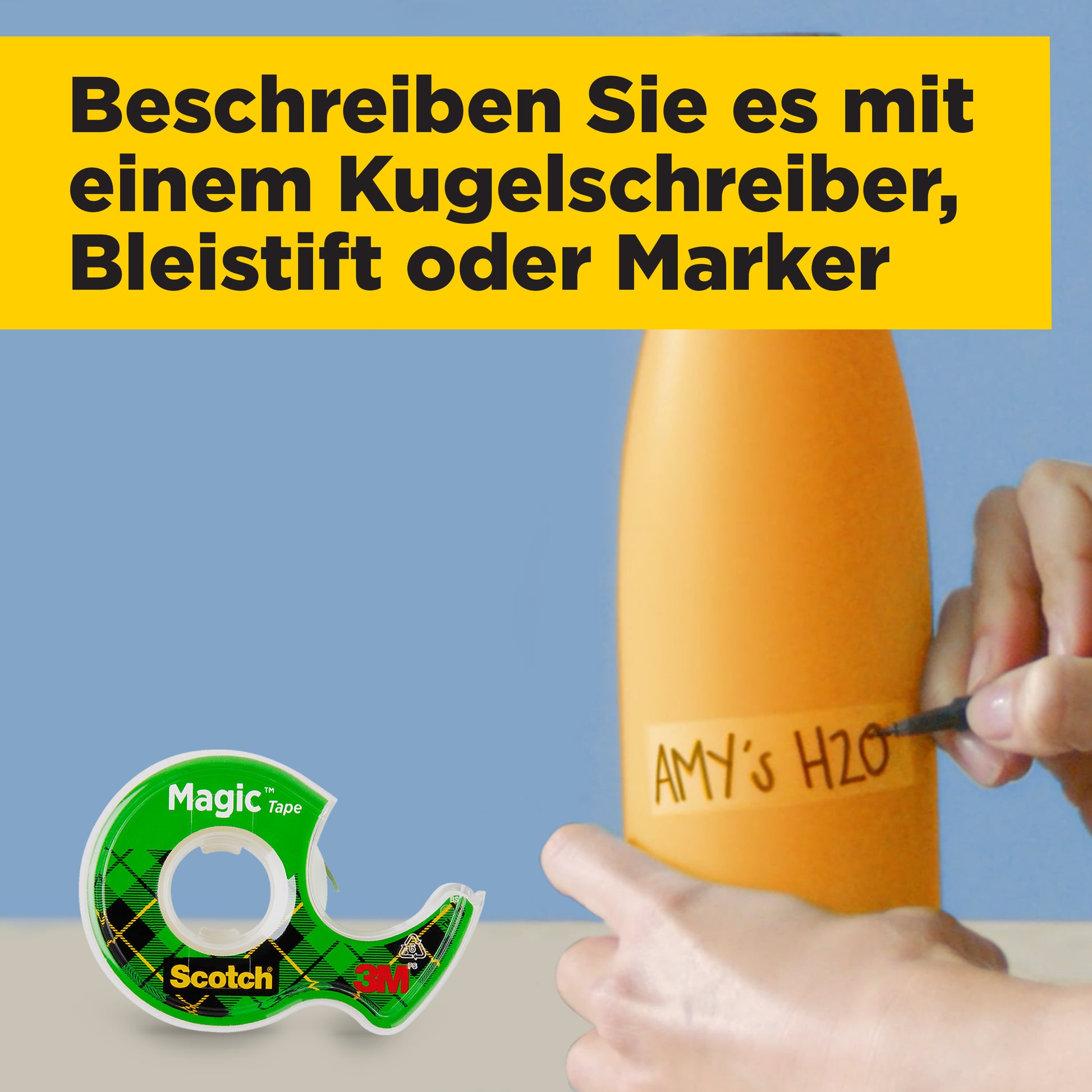 Eine Hand beschriftet eine orange Flasche mit "AMY's H2O". Im Vordergrund befindet sich das Scotch® Magic™ Unsichtbares Klebeband von 3M Deutschland GmbH (2 Rollen, Handabroller). Ein gelbes Textfeld weist auf die Beschriftbarkeit hin.