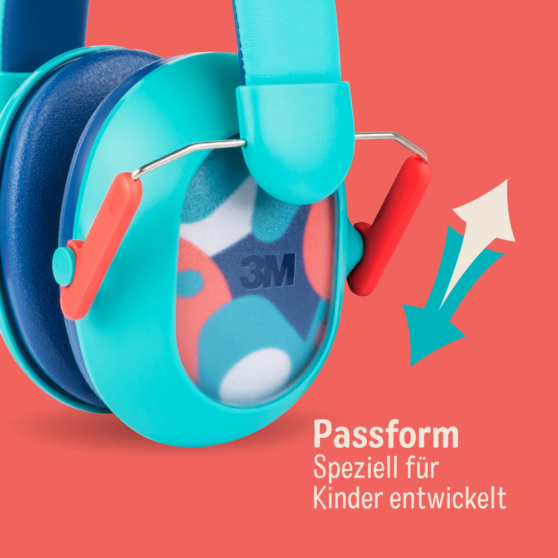 Nahaufnahme von 3M™ Gehörschutz für Kinder PKIDSP-TEAL-E in türkis (87-98 dB) von 3M Deutschland GmbH auf korallenrotem Hintergrund, mit einem weißen und blauen Pfeil. Deutscher Text: "Passform. Speziell für Kinder entwickelt.