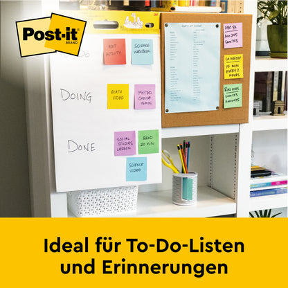Ein Schreibtisch mit bunten Post-it® Zetteln, die auf einem Whiteboard nach Aktivitäten geordnet sind. An der Wand: Dokumente, eine Pinnwand und eine Post-it® Super Sticky selbsthaftendes Recycling Meeting Chart 559RP (63,5 x 76,2 cm, 30 Blatt, 100% PEFC) von 3M Deutschland GmbH.