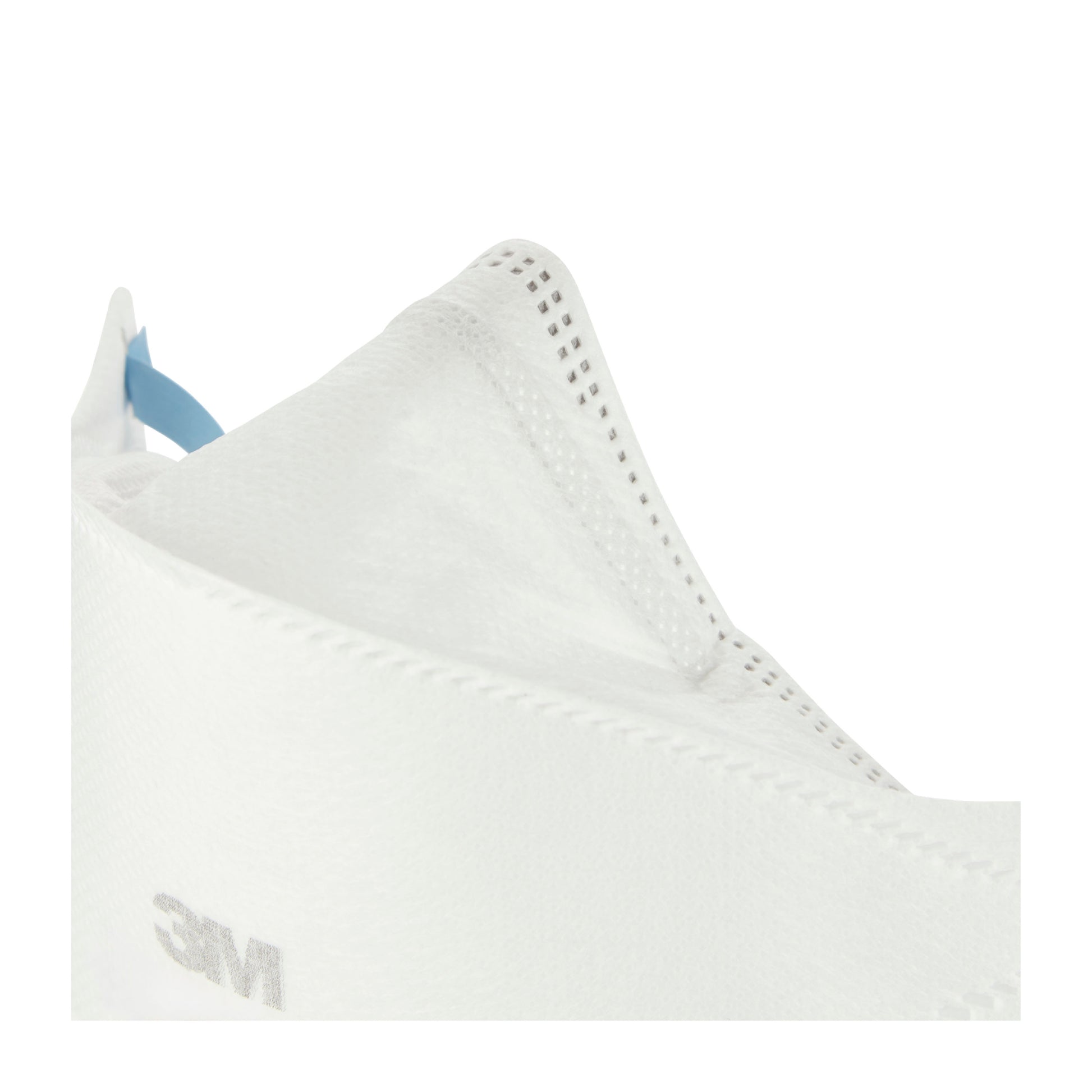 Nahaufnahme einer 3M™ Aura™ Komfort-Partikelmaske 9320+ FFP2 von 3M Deutschland GmbH, die das abgewinkelte Design, die Nähte und die blauen Bänder vor einem schlichten weißen Hintergrund zeigt. Kein Ventil; abgebildet ist eine Maske aus der 3er Packung.