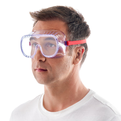 A man in a white T-shirt wears the 3M™ Classic Safety Glasses 4700 (directly ventilated, clear lens) from 3M Deutschland GmbH with a red adjustable strap and looks slightly upward in front of a plain white background.