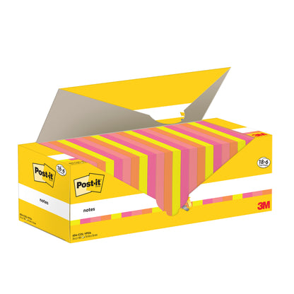 In einer geöffneten gelben Post-it® Notes Box der 3M Deutschland GmbH (76 mm x 76 mm, 100 Blatt/Block, 100% PEFC) befinden sich gestreifte rosa, gelbe und orangefarbene Haftnotizen. Das Design ermöglicht eine einfache Entnahme der Zettel.