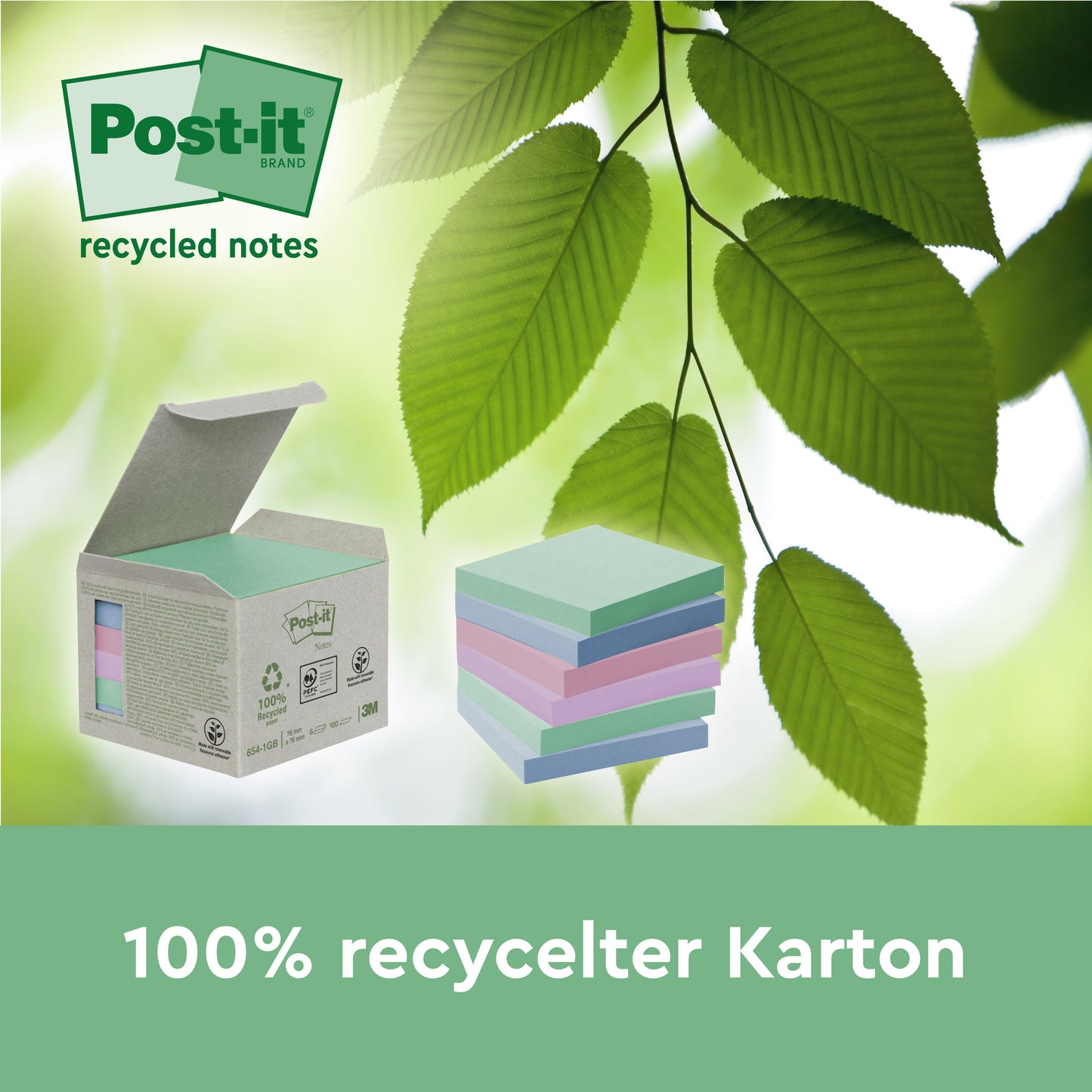 Eine Schachtel mit pastellfarbenen Post-it® Super Sticky 100 % Recycling Notes (76 x 76 mm, 70 Blatt/Block, 100% PEFC) der 3M Deutschland GmbH erscheint neben einem Stapel Zettel und grünen Blättern mit dem Text "100% recycelter Karton".