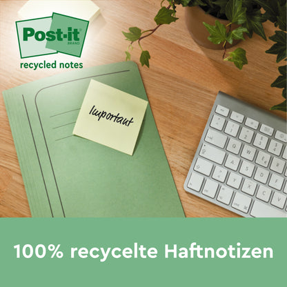Eine grüne Mappe mit einer Post-it® Super Sticky 100% Recycling Note der 3M Deutschland GmbH mit der Aufschrift "wichtig" liegt auf einem Schreibtisch neben einer Tastatur und einer Pflanze. Der Text lautet: "100% recycelte Haftnotizen, 76 x 76 mm, 70 Blatt/Block, PEFC-zertifiziert.