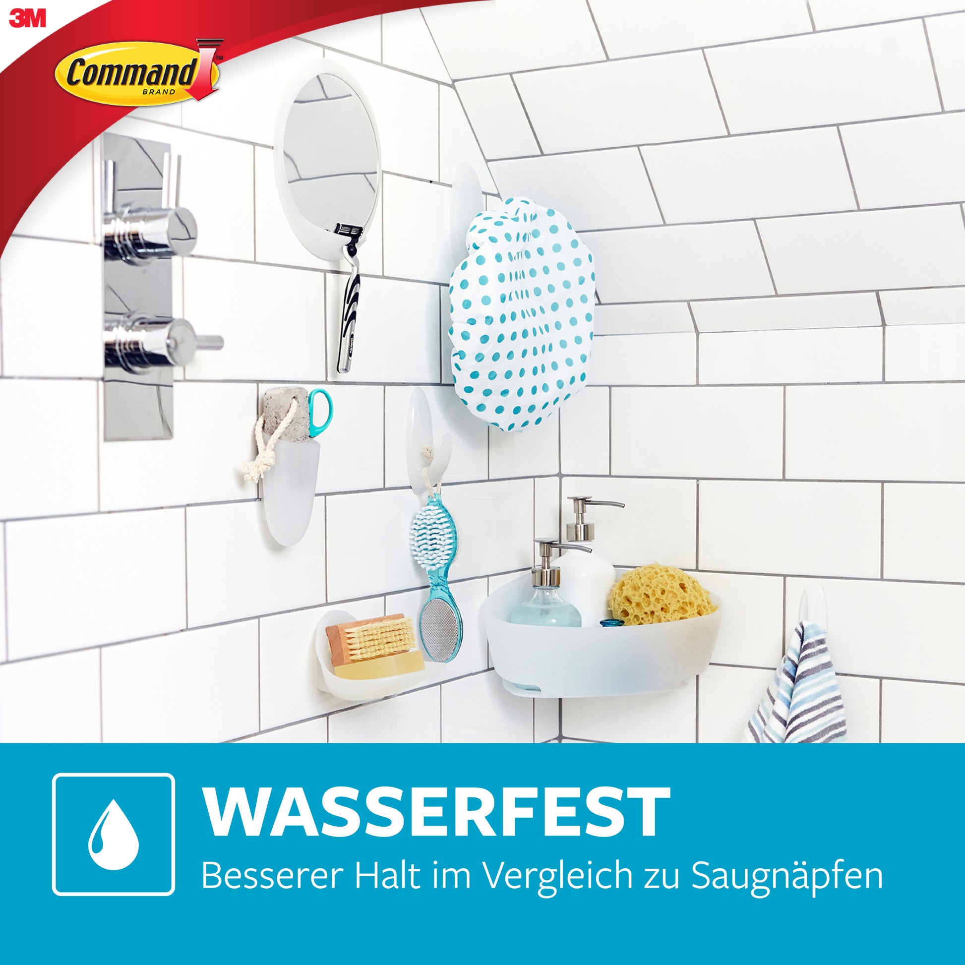 An einer weiß gefliesten Badezimmerwand sind Toilettenartikel und Accessoires ausgestellt. Der deutsche Text hebt die Wasserfestigkeit und den verbesserten Halt der Command™ Wasserresistente Strips im Multipack (8×S, 4×M, 4×L) der 3M Deutschland GmbH hervor.