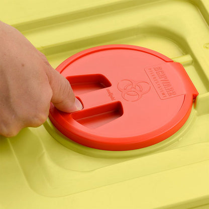 Bíonn lámh ag brú ar chlúdach dearg coimeádáin diúscartha buí 12-lítear ó Helmut Schwarz GmbH melijekt (20 píosa in aghaidh an chartáin), ar a bhfuil an siombail Bithghuaise agus an inscríbhinn "SHARPMAX" greanta.