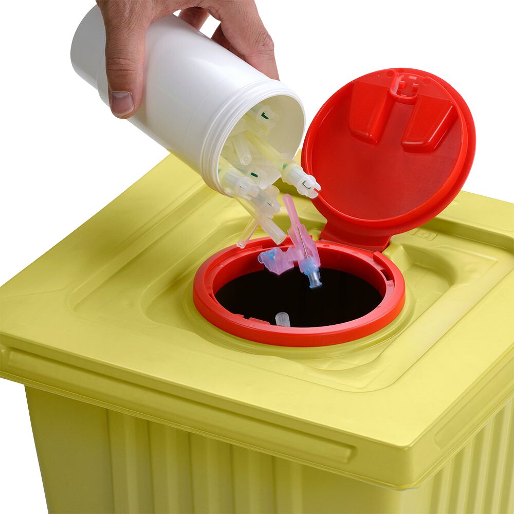 Bíonn lámh ag diúscairt barranna snáthaidí úsáidte as coimeádán diúscartha bán 12 L Helmut Schwarz GmbH melijekt isteach i gcoimeádán dramhaíola míochaine buí le clúdach dearg, ag cinntiú diúscairt cheart.