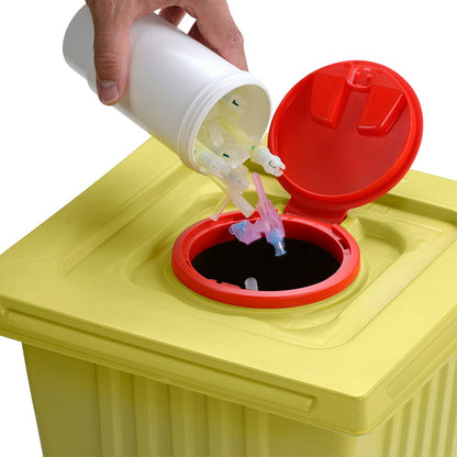 Bíonn lámh ag diúscairt barranna snáthaidí úsáidte as coimeádán diúscartha bán 12 L Helmut Schwarz GmbH melijekt isteach i gcoimeádán dramhaíola míochaine buí le clúdach dearg, ag cinntiú diúscairt cheart.