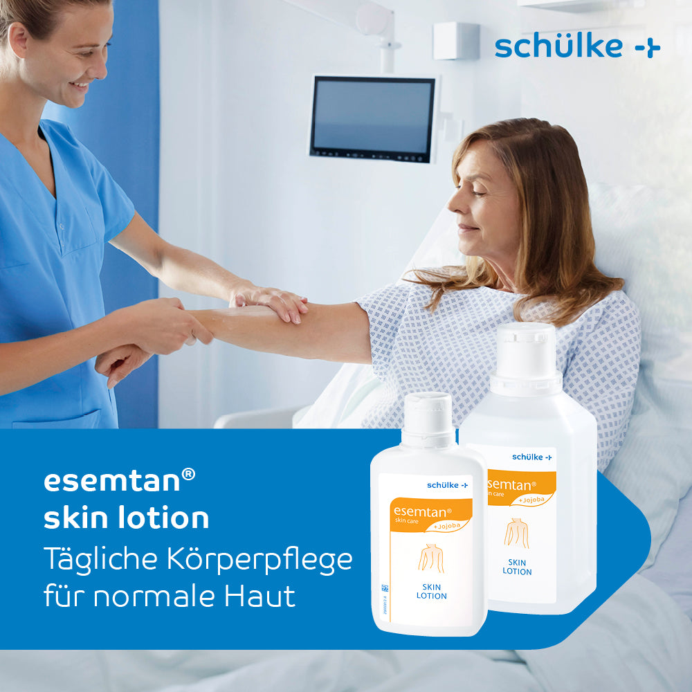 Eine medizinische Fachkraft in blauer Uniform trägt Schülke esemtan® Hautlotion der Schülke & Mayr GmbH auf den Arm eines Patienten auf, der im Krankenhausbett liegt. Im Vordergrund sind die Produktflaschen zu sehen. Der Text lautet „Schülke esemtan® Hautlotion“ und „Tägliche Körperpflege für normale Haut“.